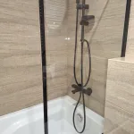 Sprzątanie łazienek - szyba prysznicowa po umyciu