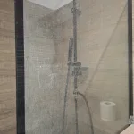 Szyba przysznicowa przed myciem